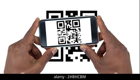 Ausgeschnittene Hand eines Mannes, der QR-Code mit einem Smartphone scannt, mit Platz zum Kopieren auf weißem Hintergrund Stockfoto