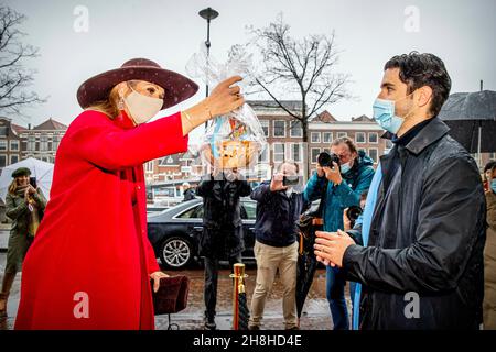 Haarlem, Niederlande. 30th. November 2021. Königin Maxima der Niederlande verlässt das Teylers Museum in Haarlem, am 30. November 2021, nachdem der Pieter Teylers Huis, ein neuer Flügel des Museums, eröffnet wurde, und ist die ehemalige Residenz von Pieter Teyler van der Hulst. Quelle: Rotapool/P van Katwijk/ Albert Nieboer/Netherlands OUT/Point de Vue OUT/dpa/Alamy Live News Stockfoto