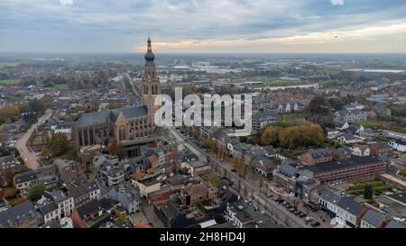 Hoogstraten. Flämische Region. Belgien 11-11-2021. Fragment eines Luftpanoramas der Stadt hoogstraten mit der spätgotischen Kirche Saint-Katharina aus einer Höhe, aufgenommen mit einer Drohne. Hochwertige Fotos Stockfoto