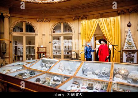 Haarlem, Niederlande. 30th. November 2021. Königin Maxima der Niederlande im Teylers Museum in Haarlem, am 30. November 2021, um den Pieter Teylers Huis, einen neuen Flügel des Museums, zu eröffnen, ist es die ehemalige Residenz von Pieter Teyler van der Hulst.Quelle: Rotapool/P van Katwijk/ Albert Nieboer/Netherlands OUT/Point de Vue OUT/dpa/Alamy Live News Stockfoto