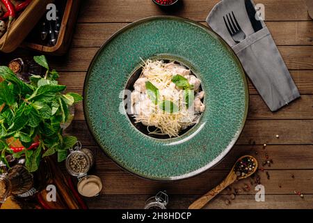 Rahmsauce fetuchini mit Huhn und Pilzen Stockfoto