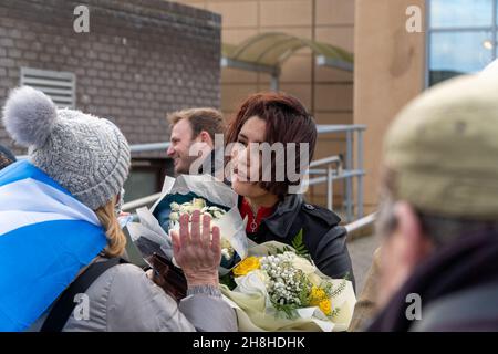 HMP Saughton Prison, Edinburgh, Schottland, 30th. November 2021: Im Bild - Craig Murray wird aus dem Gefängnis entlassen. Craig Murray wurde zu 8 Monaten Gefängnis verurteilt, weil er über den Alex-Salmond-Prozess berichtet hatte, und es wurde festgestellt, dass er wegen der offensichtlichen Stichsägenidentifikation vor Gericht verachtet wurde. Craig war der einzige Journalist, der während des Prozesses über den Fall der Verteidigung berichtet hat. Craig ist die erste Person, die im Vereinigten Königreich wegen einer Medienverachtung des Gerichts seit über 50 Jahren und in Schottland seit über 70 Jahren inhaftiert ist. Kredit:Barry Nixon/Almay Live Nachrichten Stockfoto