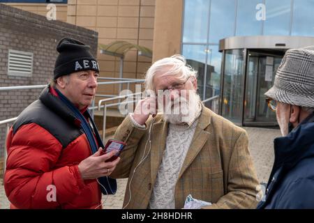 HMP Saughton Prison, Edinburgh, Schottland, 30th. November 2021: Im Bild - Craig Murray wird aus dem Gefängnis entlassen. Craig Murray wurde zu 8 Monaten Gefängnis verurteilt, weil er über den Alex-Salmond-Prozess berichtet hatte, und es wurde festgestellt, dass er wegen der offensichtlichen Stichsägenidentifikation vor Gericht verachtet wurde. Craig war der einzige Journalist, der während des Prozesses über den Fall der Verteidigung berichtet hat. Craig ist die erste Person, die im Vereinigten Königreich wegen einer Medienverachtung des Gerichts seit über 50 Jahren und in Schottland seit über 70 Jahren inhaftiert ist. Kredit:Barry Nixon/Almay Live Nachrichten Stockfoto