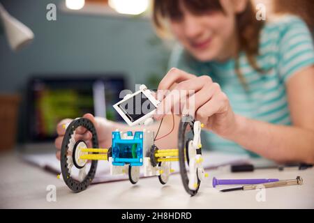 Teenager Mädchen Gebäude Solar Powerd Roboter Im Schlafzimmer Zu Hause Stockfoto