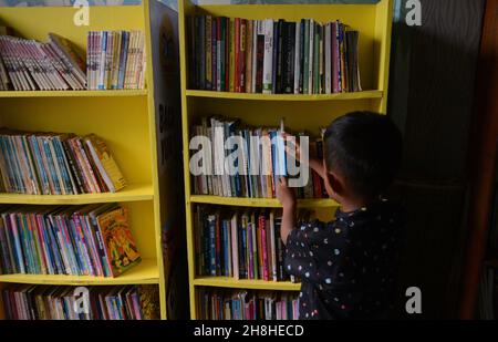 Bogor, Indonesien. 29th. November 2021. Am 29. November 2021 halten Kinder ein Buch in einer Gemeinschaftsbibliothek am Fuße des Mount Salak, Dorf Sukaluyu in Bogor, West-Java, Indonesien. (Foto von Adriana Adie/INA Photo Agency/Sipa USA) Quelle: SIPA USA/Alamy Live News Stockfoto