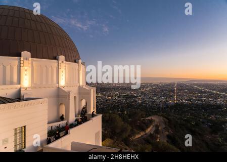 Das Griffith Observatory ist eine Einrichtung in Los Angeles, Kalifornien, die am Südhang des Mount Hollywood im Griffith Park von Los Angeles liegt. Es c Stockfoto