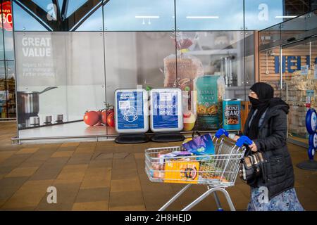 Taplow, Buckinghamshire, Großbritannien. 30th. November 2021. Vorübergehendes Tragen einer Gesichtsbedeckung im Geschäft ist Pflicht-Schilder außerhalb Tesco Supermarkt. Nachdem in England eine Reihe von aufgezeichneten Fällen der neuen Covid-19-Variante Omicron identifiziert worden sind, ist es ab heute wieder obligatorisch, Gesichtsmasken oder Gesichtsbezüge in Geschäften in England zu tragen, sofern keine medizinische Ausnahme besteht. Quelle: Maureen McLean/Alamy Live News Stockfoto