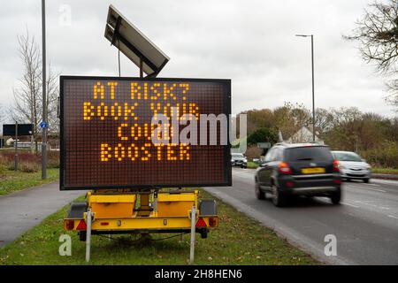 Taplow, Buckinghamshire, Großbritannien. 30th. November 2021. Gefährdet? Buchen Sie Ihr Covid Booster-Schild auf der A4 in Taplow. Menschen ab 18 Jahren werden nun ermutigt, ihren Covid-19 Booster Jab zu erhalten. Quelle: Maureen McLean/Alamy Live News Stockfoto