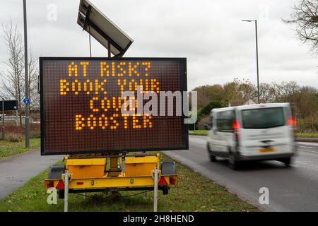 Taplow, Buckinghamshire, Großbritannien. 30th. November 2021. Gefährdet? Buchen Sie Ihr Covid Booster-Schild auf der A4 in Taplow. Menschen ab 18 Jahren werden nun ermutigt, ihren Covid-19 Booster Jab zu erhalten. Quelle: Maureen McLean/Alamy Live News Stockfoto