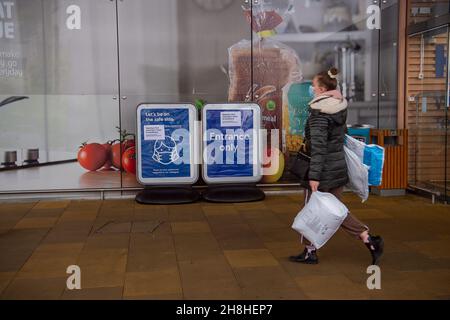 Taplow, Buckinghamshire, Großbritannien. 30th. November 2021. Vorübergehendes Tragen einer Gesichtsbedeckung im Geschäft ist Pflicht-Schilder außerhalb Tesco Supermarkt. Nachdem in England eine Reihe von aufgezeichneten Fällen der neuen Covid-19-Variante Omicron identifiziert worden sind, ist es ab heute wieder obligatorisch, Gesichtsmasken oder Gesichtsbezüge in Geschäften in England zu tragen, sofern keine medizinische Ausnahme besteht. Quelle: Maureen McLean/Alamy Live News Stockfoto