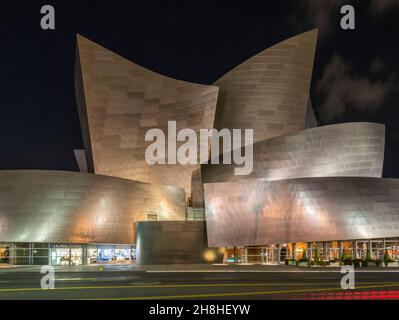 Die Walt Disney Concert Hall an der 111 South Grand Avenue in der Innenstadt von Los Angeles, Kalifornien, ist die vierte Halle des Los Angeles Music Center und Stockfoto