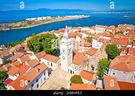 Stadt Omisalj Dächer und LNG-Terminal Luftaufnahme, Insel Krk, Kroatien Stockfoto