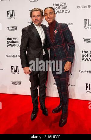 New York, Usa. 29th. November 2021. Ethan Hawke und Joshua Caleb Johnson nehmen an den Gotham Awards 2021 in der Cipriani Wall Street Teil (Foto: Lev Radin/Pacific Press) Quelle: Pacific Press Media Production Corp./Alamy Live News Stockfoto