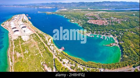 Stadt Omisalj Bucht und LNG-Terminal Luftpanorama, Insel Krk, Kroatien Stockfoto