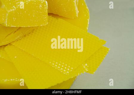 Große Stücke von natürlichem Bienenwachs, Nahaufnahme, Rohstoffe für Kerzen Stockfoto