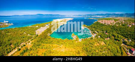 Stadt Omisalj Bucht und LNG-Terminal Luftpanorama, Insel Krk, Kroatien Stockfoto