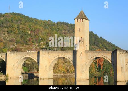 Frankreich, Lot, Quercy, Cahors, Pont Valentre (oder Teufelsbrücke) Überqueren Sie die Lot, befestigte Brücke aus dem Mittelalter (14th. Jahrhundert) als Weltkulturerbe der UNESCO als Teil der Straßen nach Camino de Santiago in Frankreich Stockfoto