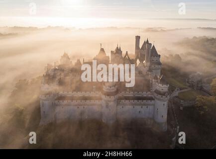 Frankreich, Oise (60), das Schloss von Pierrefonds bei Sonnenaufgang unter Nebel Stockfoto