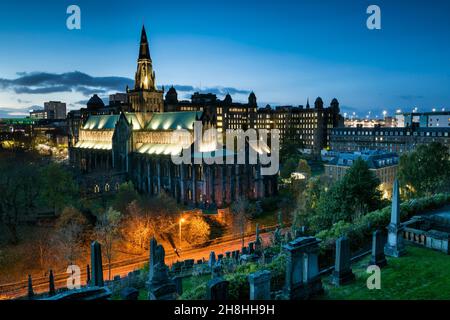 Vereinigtes Königreich, Schottland, Glasgow, Saint Mungo Kathedrale und der viktorianische Friedhof Glasgow Necropolis Stockfoto