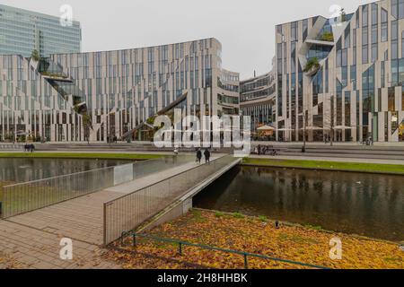 Am Ende der beeindruckenden Königsallee in Düsseldorf befindet sich die Shopping Kö-Bogen mit einer futuristischen und markanten façade aus Glas Stockfoto