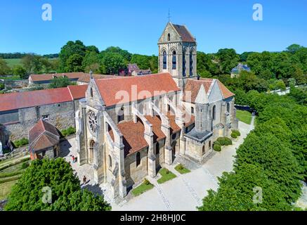 Frankreich, Val d'Oise, französischer Naturpark Vexin, Auvers sur Oise, Kirche gemalt von Van Gogh (Luftaufnahme) Stockfoto