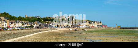 Frankreich, Ille et Vilaine, Cote d'Emeraude (Smaragdküste), Cancale, Blick über die Stadt mit der und die Küste und den Hafen bei Ebbe Stockfoto