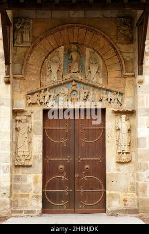 Frankreich, Puy de Dome, Clermont Ferrand, Basilika Notre-Dame-du-Port im romanischen Stil der Auvergne, die als UNESCO-Weltkulturerbe unter den Routen von Saint-Jacques-de-Compostelle in Frankreich, dem seitlichen Portal Tympanon, aufgeführt ist Stockfoto