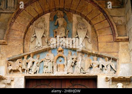 Frankreich, Puy de Dome, Clermont Ferrand, Basilika Notre-Dame-du-Port im romanischen Stil der Auvergne, die als UNESCO-Weltkulturerbe unter den Routen von Saint-Jacques-de-Compostelle in Frankreich, dem seitlichen Portal Tympanon, aufgeführt ist Stockfoto