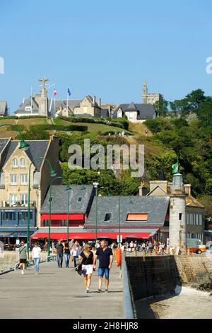 Frankreich, Ille et Vilaine, Cote d'Emeraude (Smaragdküste), Cancale, Blick über die Stadt und die Küste Stockfoto