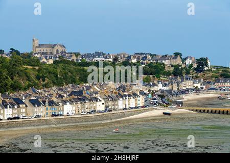 Frankreich, Ille et Vilaine, Cote d'Emeraude (Smaragdküste), Cancale, Blick über die Stadt mit der und die Küste und den Hafen bei Ebbe Stockfoto