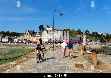 Frankreich, Ille et Vilaine, Cote d'Emeraude (Smaragdküste), Cancale, Blick über die Stadt mit der und die Küste und den Hafen bei Ebbe Stockfoto