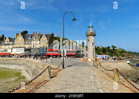 Frankreich, Ille et Vilaine, Cote d'Emeraude (Smaragdküste), Cancale, Blick über die Stadt mit der und die Küste und den Hafen bei Ebbe Stockfoto