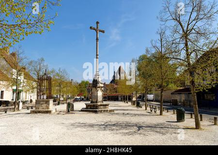 Frankreich, seine et Marne, Provins, UNESCO-Weltkulturerbe, Oberstadt, Place du Chatel, Stiftskirche St. Quiriace im Hintergrund Stockfoto