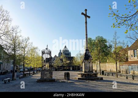 Frankreich, seine et Marne, Provins, UNESCO-Weltkulturerbe, Oberstadt, Place du Chatel, Stiftskirche St. Quiriace im Hintergrund Stockfoto