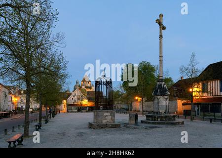 Frankreich, seine et Marne, Provins, UNESCO-Weltkulturerbe, Oberstadt, Place du Chatel, Stiftskirche St. Quiriace im Hintergrund Stockfoto