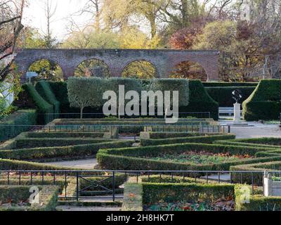 London, Greater London, England, November 28 2021: Holländischer Garten im Holland Park an einem Herbsttag. Stockfoto