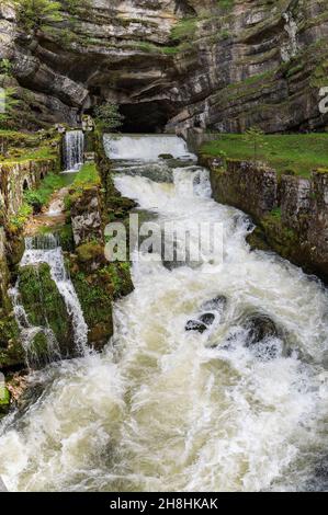 Frankreich, Doubs, Ornans, Via Francigena, Gorges de la Nouaille, Quelle des Flusses Loue am Fuße der Klippe Stockfoto