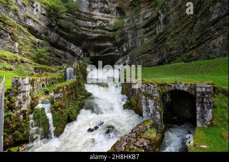 Frankreich, Doubs, Ornans, Via Francigena, Gorges de la Nouaille, Quelle des Flusses Loue am Fuße der Klippe Stockfoto