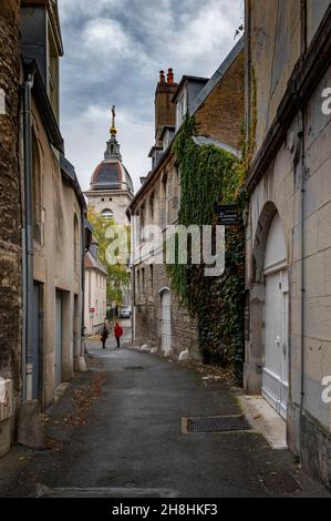 Frankreich, Doubs, Besancon, der Glockenturm der Kathedrale Saint Jean von der Straße von Chapitre aus gesehen Stockfoto