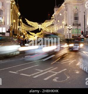 Weihnachtliche Lichtstimmung auf der Regent Street St James, wenn der Verkehr im Piccadilly Circus vorbeigeht Stockfoto