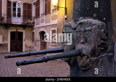 Frankreich, Haut Rhin, Thann, Place des Vignerons, ehemaliger Sitz des Rathauses oder Rathhaus aus dem Jahr 1568, Brunnen Stockfoto