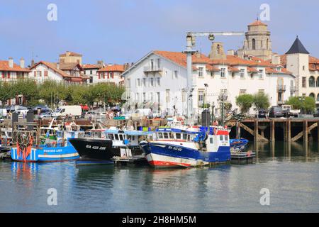 Frankreich, Pyrenäen Atlantiques, Baskenland, Saint Jean de Luz, Fischerhafen mit dem Ort Louis XIV im Hintergrund links Stockfoto