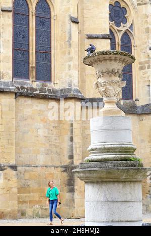 Frankreich, Pyrenäen Atlantiques, Baskenland, Bayonne, Altstadt, Place Pasteur, Pranger-Brunnen mit der gotischen Kathedrale Sainte Marie im Hintergrund Stockfoto