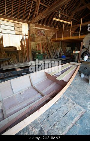 Frankreich, Indre et Loire, Saint Germain sur Vienne, Max Pannier, Holzmarine Zimmermann, arbeitet an der Konstruktion eines toue, flaches Boot mit breitem Bogen gemacht, um auf der Loire zu navigieren Stockfoto