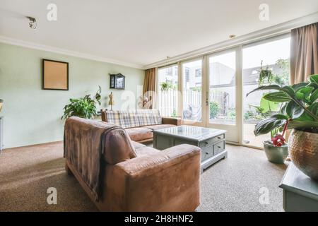 Gemütliches und komfortables Wohnzimmer mit zwei Sofas Stockfoto