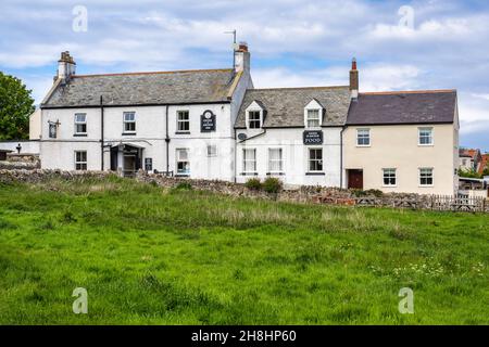 Crown and Anchor Inn in Lindisfarne Village auf der Heiligen Insel an der Northumberland Küste von England, Großbritannien Stockfoto