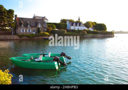 Frankreich, Morbihan (56), Ria d'Etel, Belz, Saint-Cado, Canots au mouillage devant l'île de Saint-Cado Stockfoto