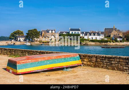 Frankreich, Morbihan (56), Ria d'Etel, Belz, Saint-Cado, Barque retournée devant l'île de Saint-Cado Stockfoto