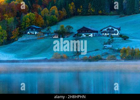 Der Hintersee an einem frostigen frühen Morgen im Oktober mit seinen fantastischen Herbstfarben, Ramsau bei Berchtesgaden, Oberbayern, Süddeutschland Stockfoto