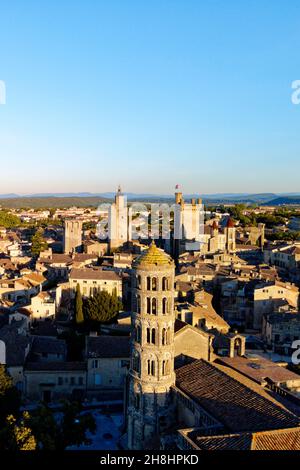 Frankreich, Gard, zahlt d'Uzege, Uzes, der großherzoglichen Schloss bekannt als die Duche und St. Theodorit Kathedrale mit dem Turm Fenestrelle Stockfoto